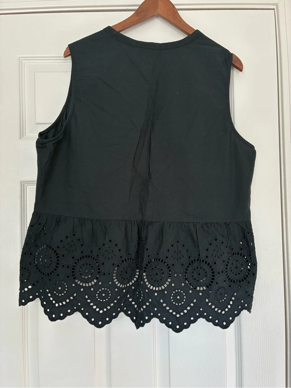 GAP Black Eyelet Hem Sleeveless V-Notch Camisole - Picture 2 of 4